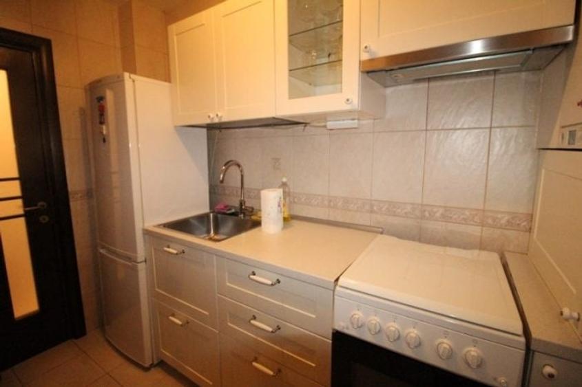 Apartament cu 3 camere semidecomandat, mobilat în Universitate