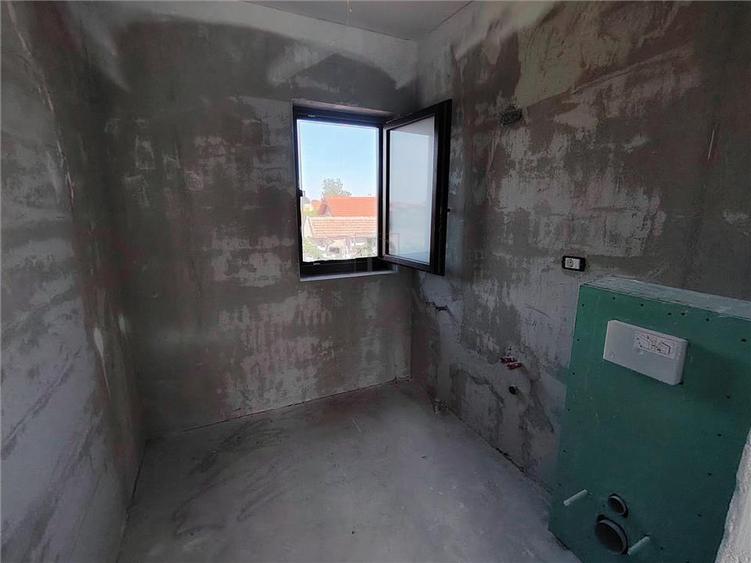 Duplex cu 3 camere cu Canalizare în Albina