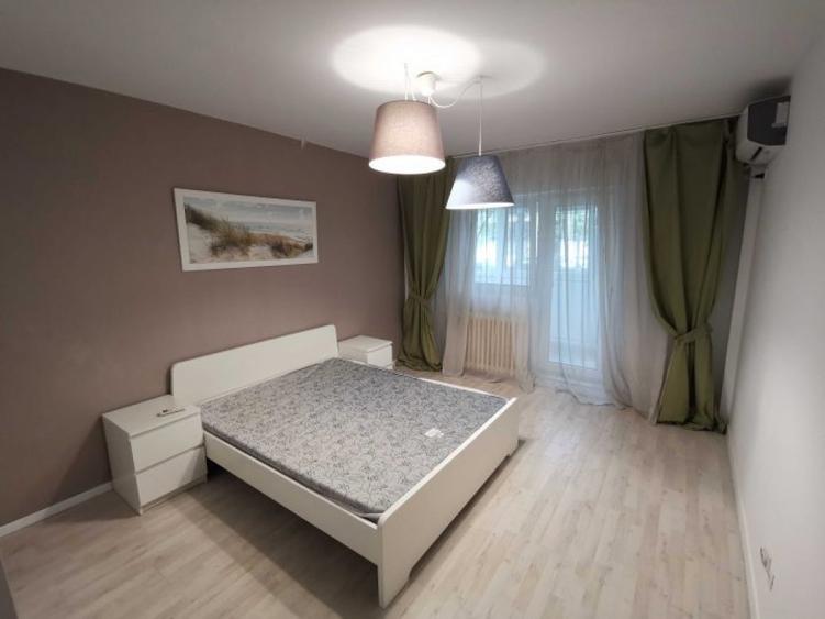 Apartament cu 3 camere semidecomandat în Văcăresti