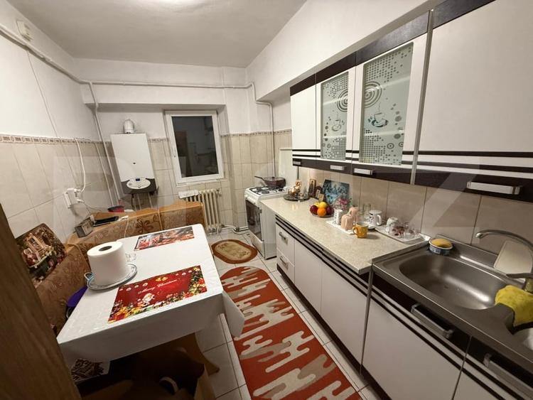 Apartament cu 4 camere decomandat, mobilat în Dacia