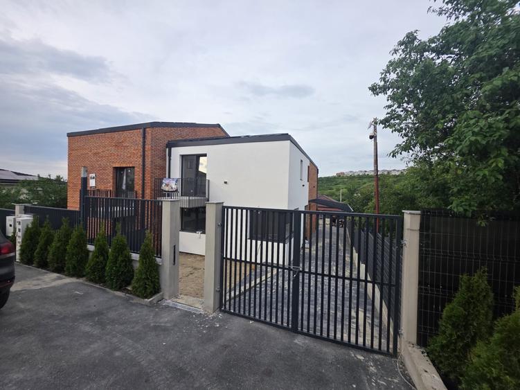 Duplex cu 6 camere cu Canalizare în Dezmir