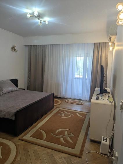 Apartament cu 4 camere decomandat în Victoriei