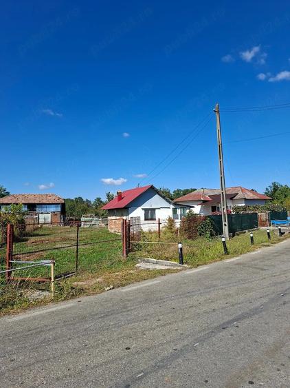 Casă cu 2 camere cu Teren 6200 Mp în Cârcești