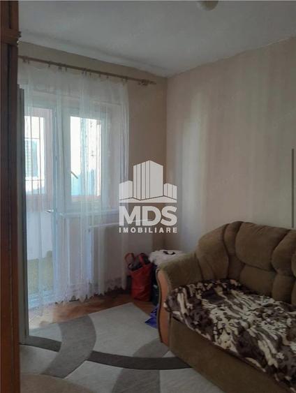 Apartament cu 3 camere semidecomandat, mobilat în Girocului