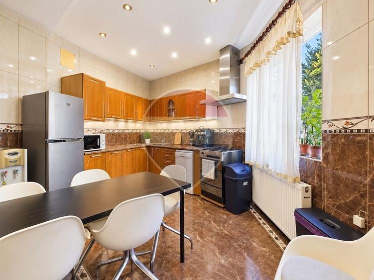 Apartament cu 5 camere semidecomandat, mobilat în Moșilor