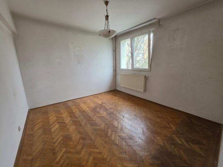 Apartament cu 4 camere semidecomandat în Titan