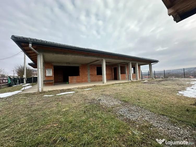 Casă cu 4 camere cu Teren 1800 Mp în Central