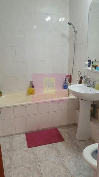 Apartament cu 4 camere semidecomandat în Berceni