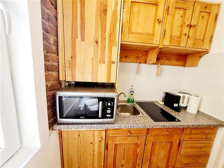 Apartament cu 2 camere semidecomandat, mobilat în Central