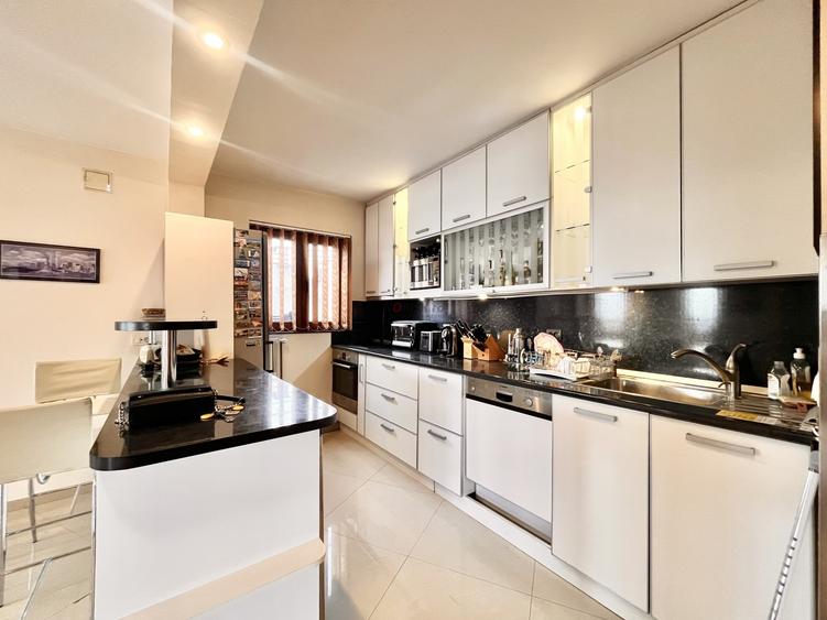 Apartament cu 3 camere semidecomandat, mobilat în Tineretului