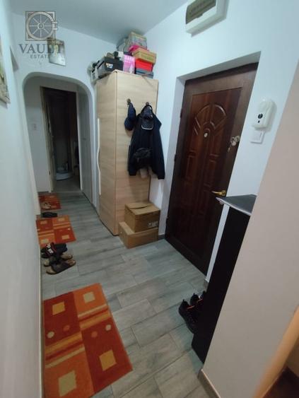 Apartament cu 4 camere semidecomandat, mobilat în Rahova
