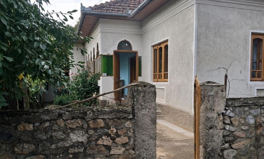 Casă cu 4 camere în Peștișani