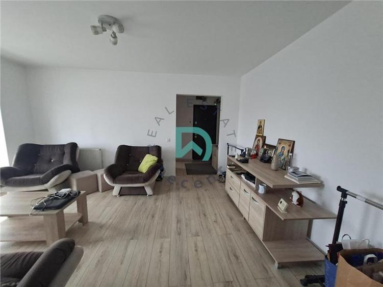 Apartament cu 2 camere semidecomandat în Calea București