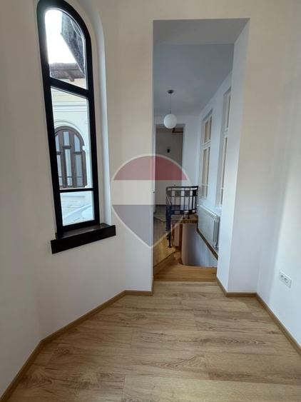 Casă individuală cu 6 camere cu Teren 1000 Mp în Central