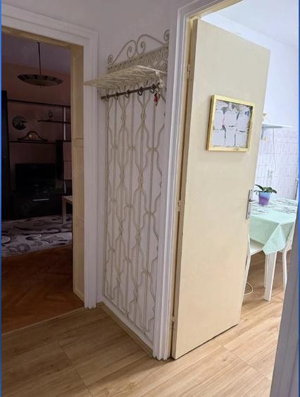 Apartament cu 3 camere semidecomandat în Pajura