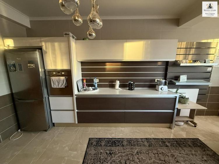 Apartament cu 10 camere, mobilat în Central