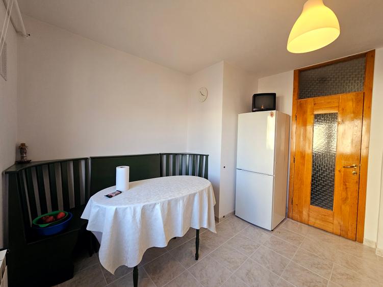 Apartament cu 3 camere decomandat, mobilat în Nerva Traian