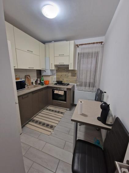 Apartament cu 3 camere decomandat în Tractorul