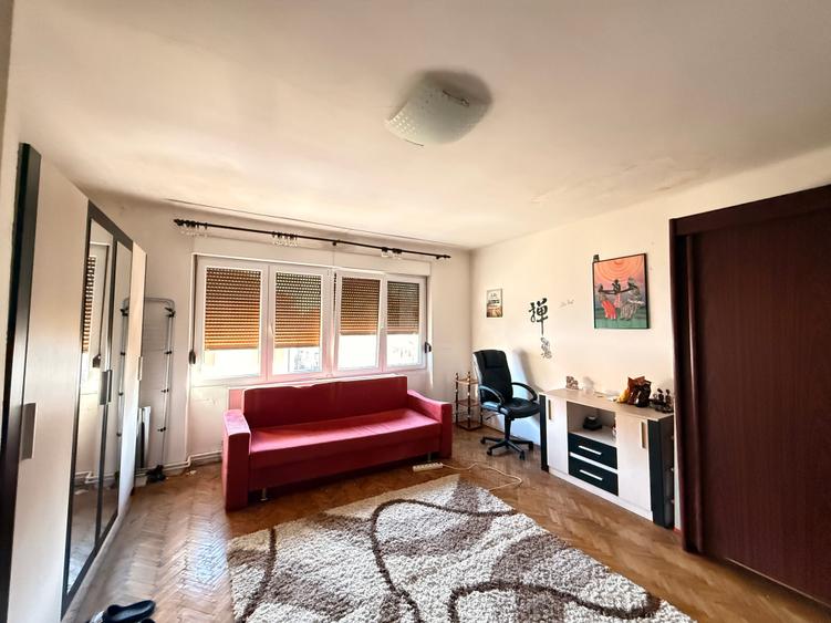 Apartament cu 4 camere semidecomandat în Central