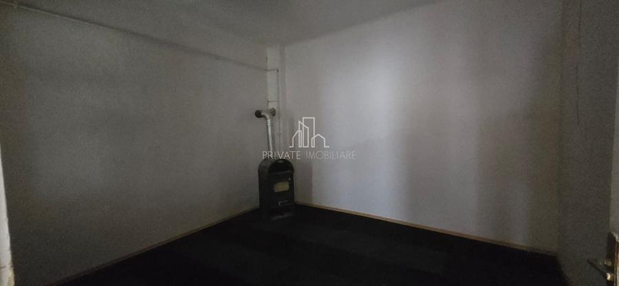 Casă individuală cu 13 camere cu Canalizare în Central