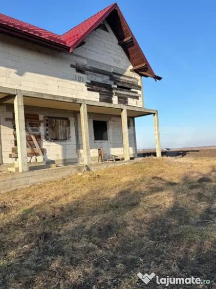 Casă cu 3 camere cu Teren 5000 Mp în Central