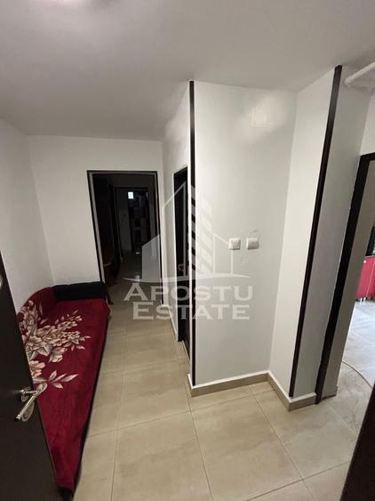 Apartament cu 3 camere semidecomandat în Aradului