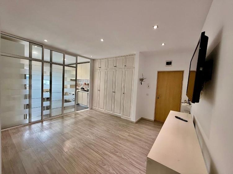 Apartament cu 3 camere semidecomandat, mobilat în Florești