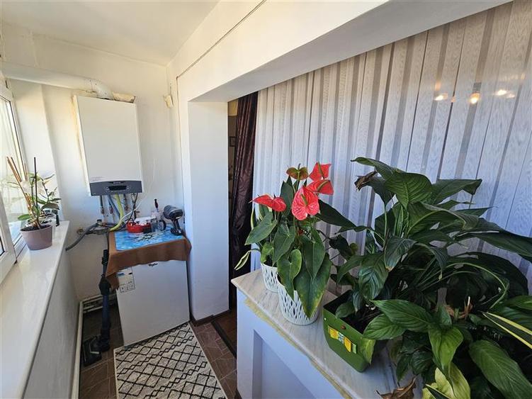 Apartament cu 3 camere semidecomandat, mobilat în Micro IV