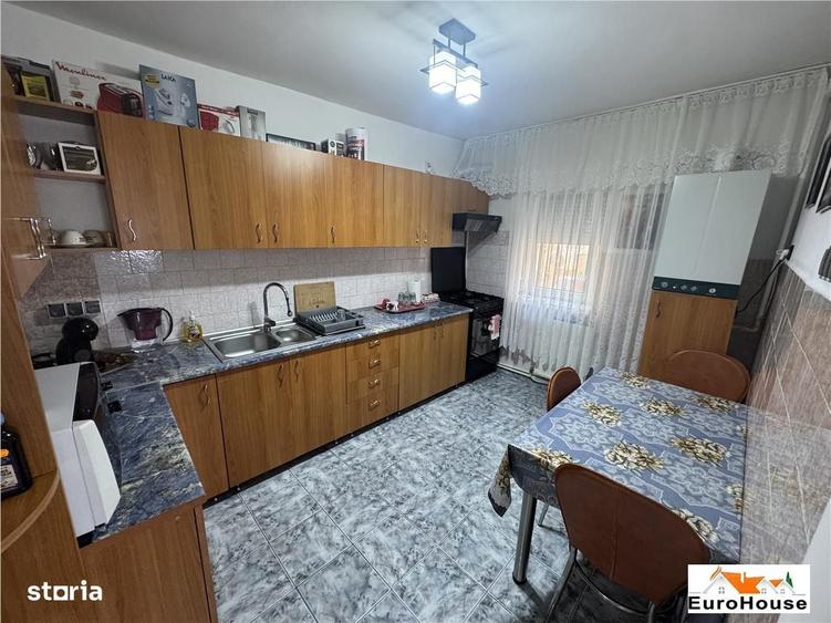Apartament cu 3 camere decomandat în Cetate
