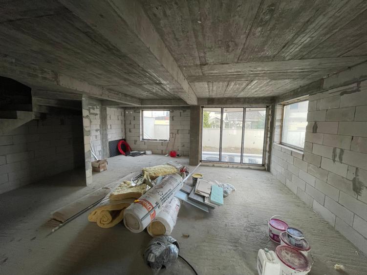 Duplex cu 4 camere cu Canalizare în Palazu Mare