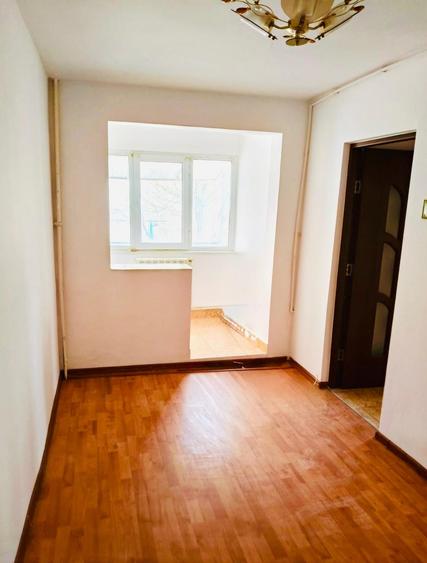 Apartament cu 4 camere semidecomandat în Micro 39