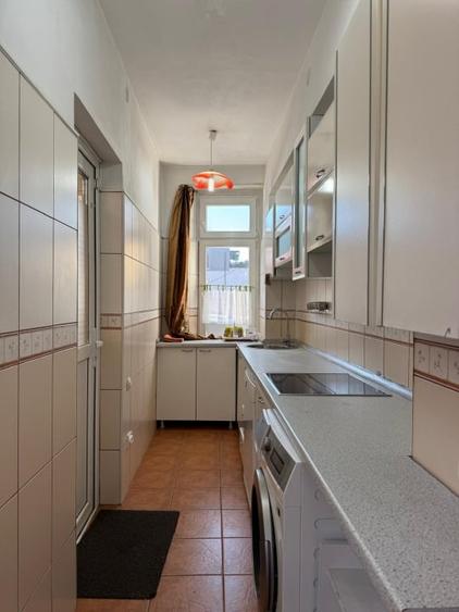 Apartament cu 3 camere semidecomandat, mobilat în Central