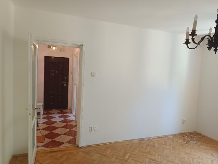 Apartament cu 3 camere semidecomandat în Gara de Nord