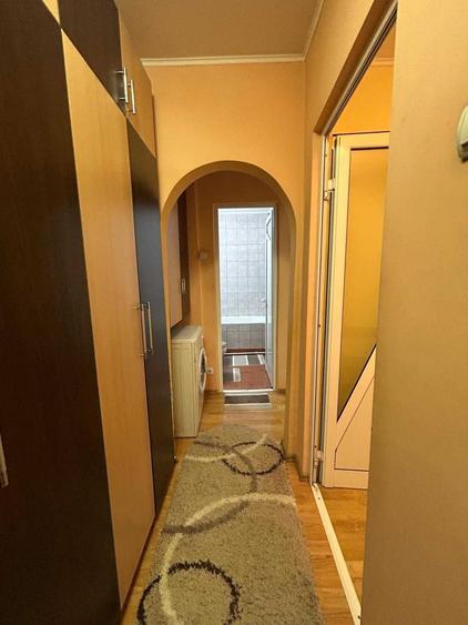 Apartament cu 3 camere semidecomandat în Dacia