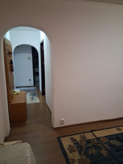 Apartament cu 4 camere semidecomandat în Drumul Taberei