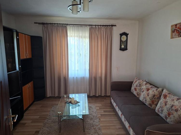 Apartament cu 3 camere semidecomandat în Gurghiu
