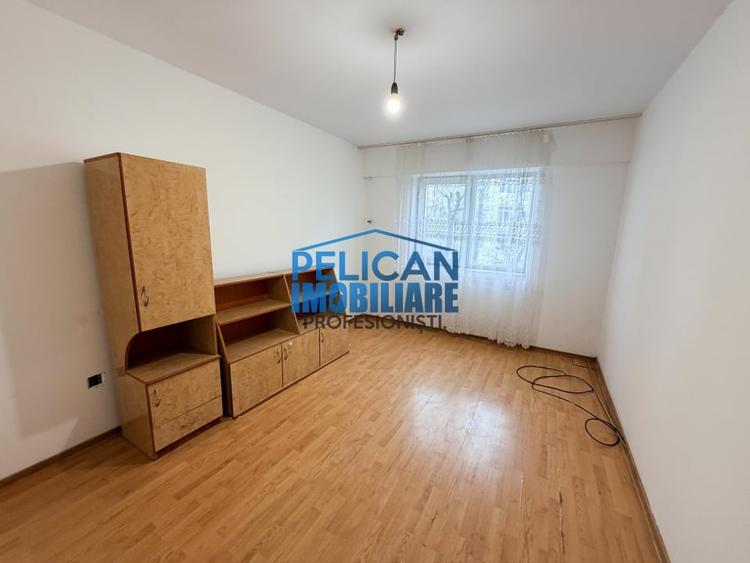 Apartament cu 3 camere semidecomandat în Vest