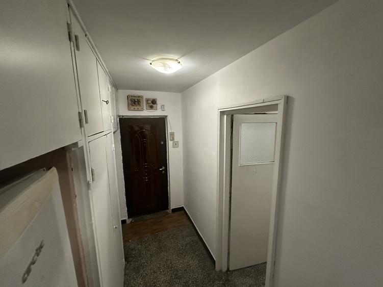 Apartament cu 3 camere semidecomandat în Berceni