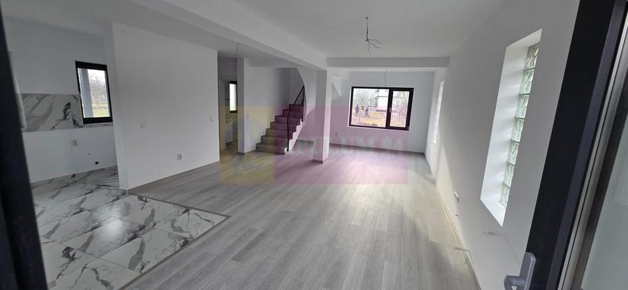 Casă individuală cu 4 camere cu Canalizare în Brebu