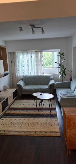 Apartament cu 3 camere decomandat în Nicolina