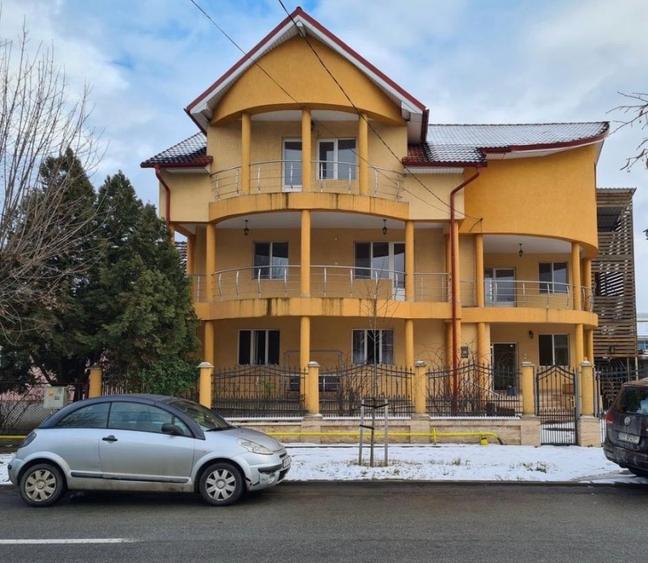 Apartament cu 4 camere decomandat în Central