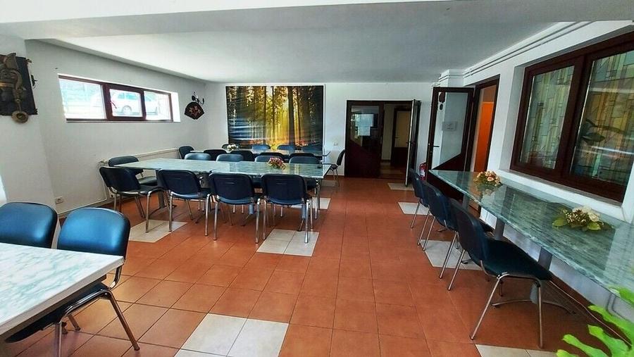 Casă individuală cu 15 camere cu Canalizare în Central