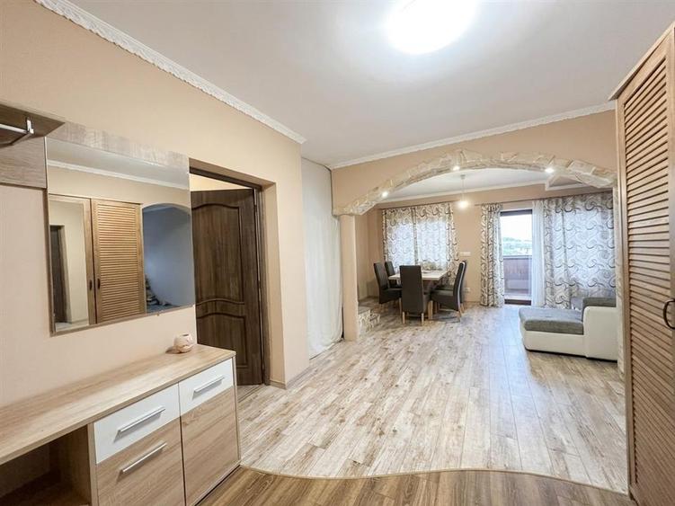 Casă cu 5 camere cu Teren 500 Mp în Sântion
