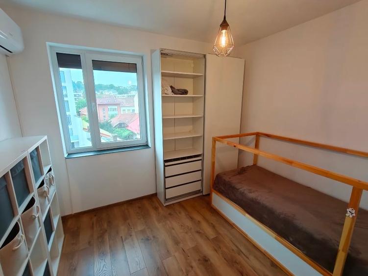 Apartament cu 3 camere semidecomandat, mobilat în Central