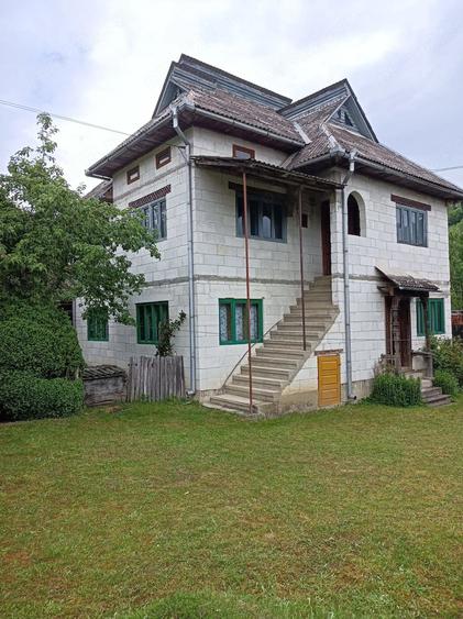 Casă cu Teren 35000 Mp în Strâmtura