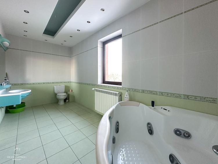 Duplex cu 11 camere cu Garaj în Central