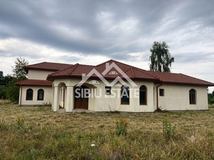 Casă cu 8 camere cu Canalizare în Sud