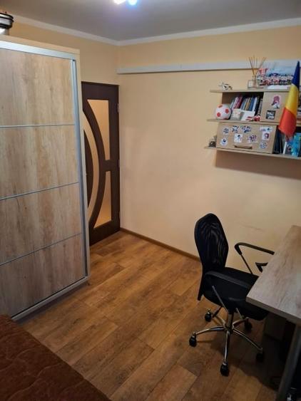 Apartament cu 4 camere decomandat, mobilat în Confecții