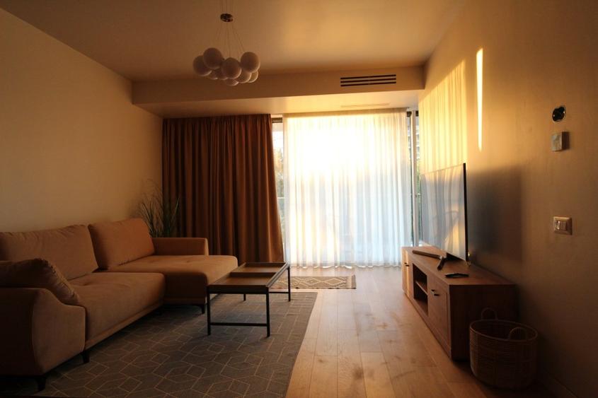 Apartament cu 2 camere semidecomandat, mobilat în Olimp