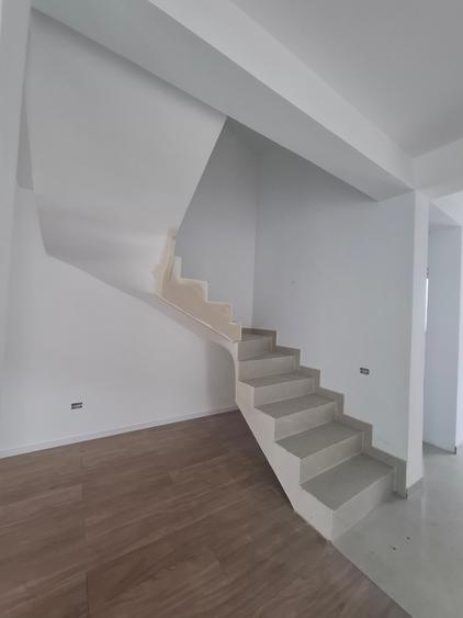 Duplex cu 4 camere cu Canalizare în Prelungirea Ghencea